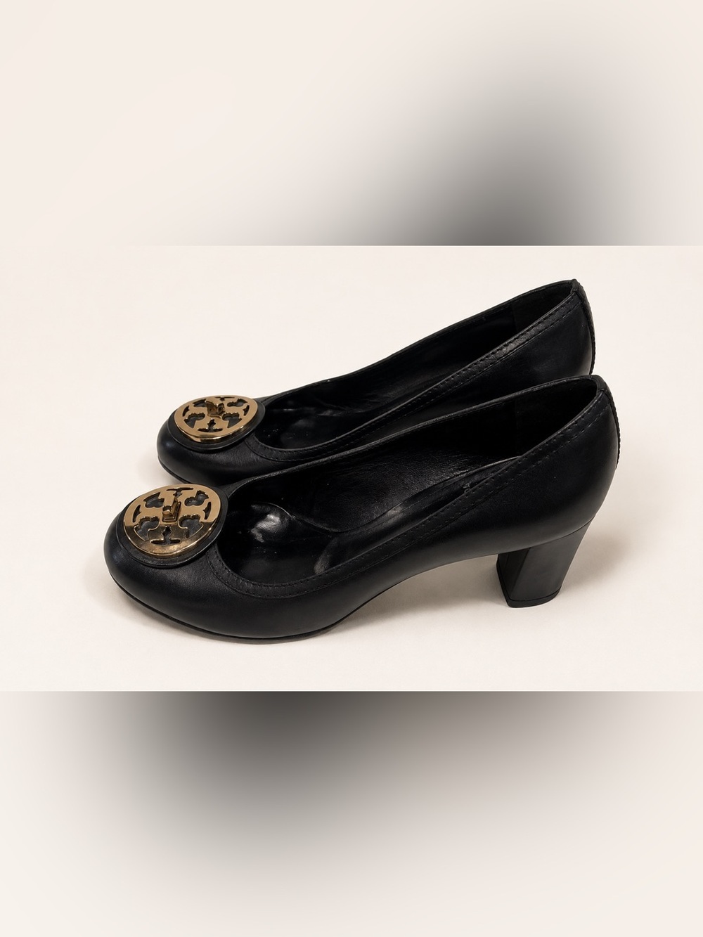 Tory Burch Black Leather Pumps Heels Gold Logo Medallion Women’s Size 9M - Picture 4 of 6